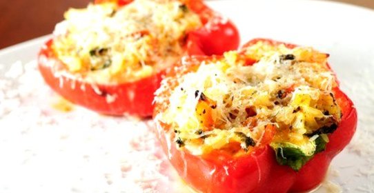 Запеченные, фаршированные пастой и сыром красные перцы
