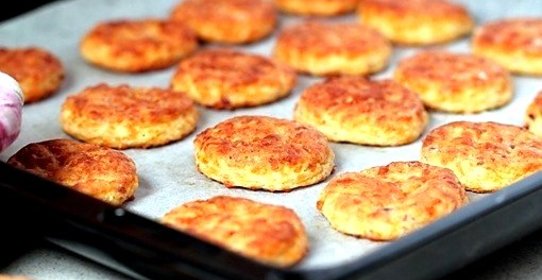 Печенье с беконом и сыром