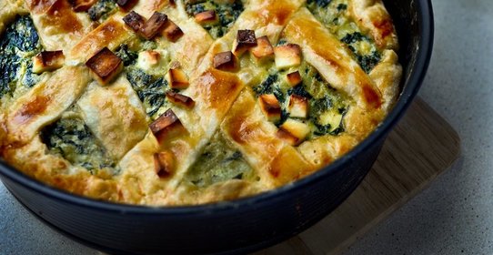 Пирог со шпинатом, картофелем, брынзой и яйцом