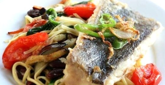 Жареная треска с рисовой лапшой и овощами