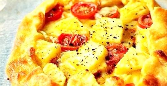 Пирог с ананасами, помидорами и сыром бри