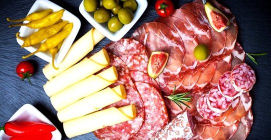 Красивая нарезка колбасы и сыра