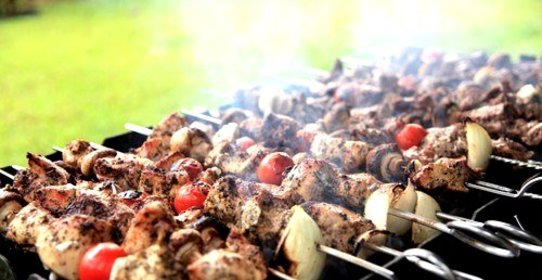 Говяжьи шашлыки с черри в глазури из соуса хойсин