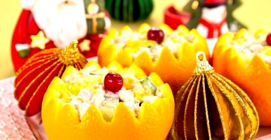 Салат с куриным филе и огурцами в апельсине