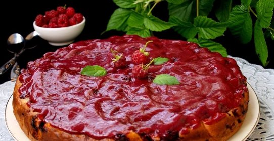 Пирог с малиной, грецкими орехами и вяленой клюквой