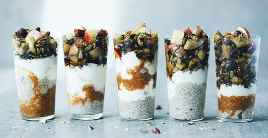 Пудинг с чиа, йогуртом и яблочным кранчем