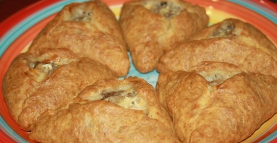 Пироги с говядиной, сыром и пекинской капустой