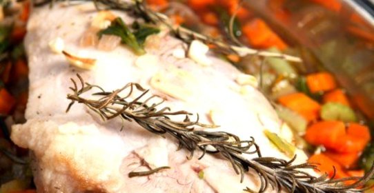 Нашпигованная чесноком баранина с розмарином