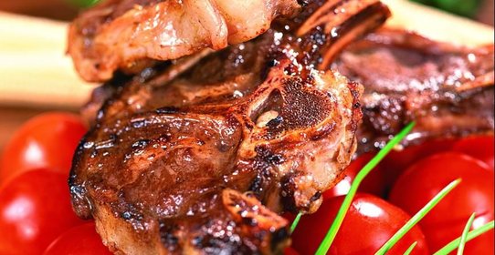 Баранина в винно-луковом маринаде с луковым соусом