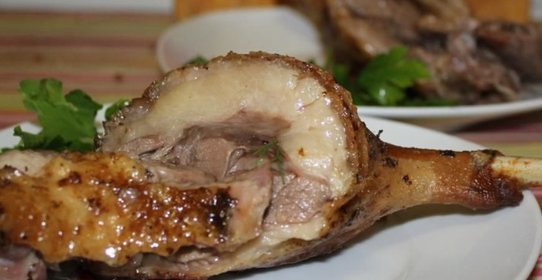 Гусь, фаршированный гречкой и яблоками