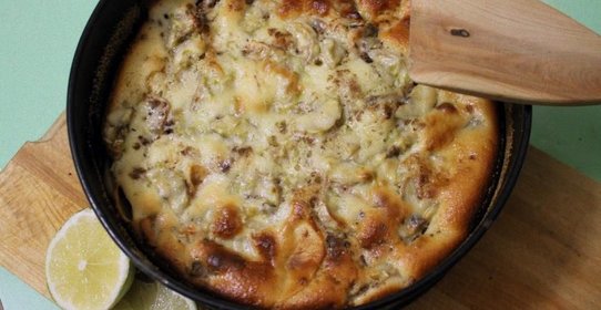 Шарлотка с яблоками, бананом и лаймом