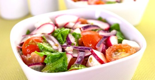 Салат с редисом, помидорами и фетой