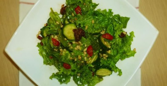 Салат из вяленых томатов и кедровых орешков