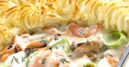 Рыбный пирог с креветками и картофельным пюре