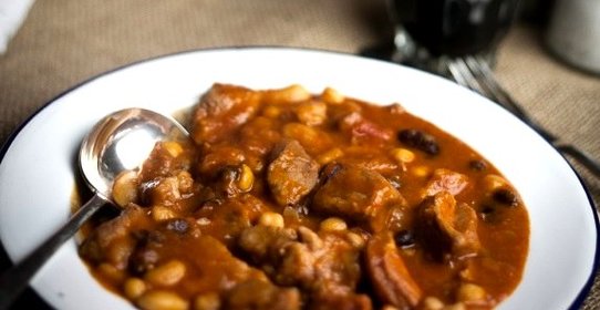 Свинина с фасолью и помидорами