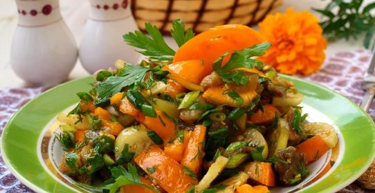 Салат из запечённых баклажанов с помидорами и физалисом