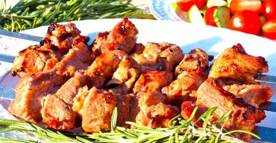 Шашлык из свинины, маринованной в помидорах, розмарине и луке