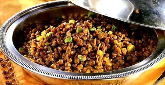 Тушеная чечевица с копченой телятиной