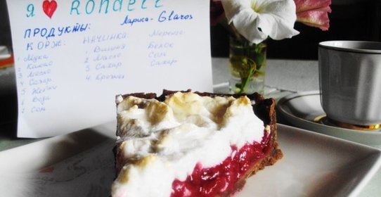 Шоколадный торт с вишней