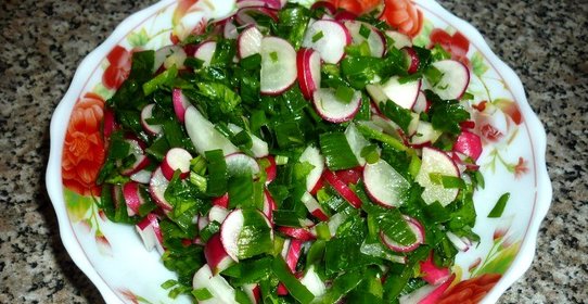 Летний салат с редисом