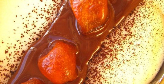 Манная каша с сушеными кумкватами и мятным шоколадным соусом