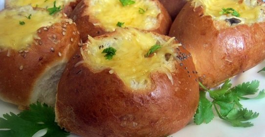 Жюльен с курицей и грибами в булочке