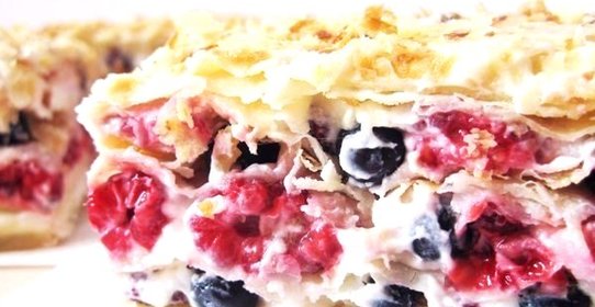 Пирог из слоеного теста со сметаной и ягодама