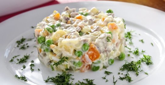 Салат Оливье с говядиной и свежими огурцами