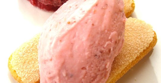 Санди с клубничным мороженым и савоярди