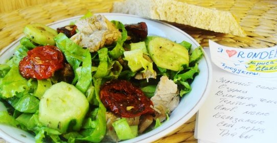 Зеленый салат с телятиной и вялеными томатами.