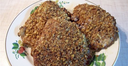 Свиные отбивные в ореховой панировке