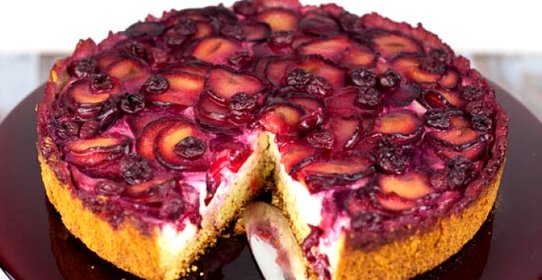 Пирог с творогом и сливами
