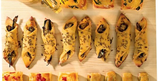 Конвертики со шпротами и рулеты с оливками