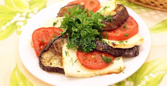 Запеченные баклажаны с помидорами и брынзой