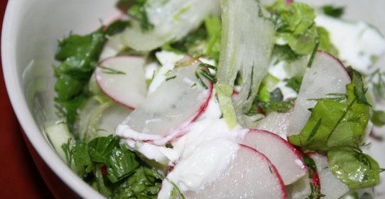 Весенний салат с сельдереем, редисом и яйцом