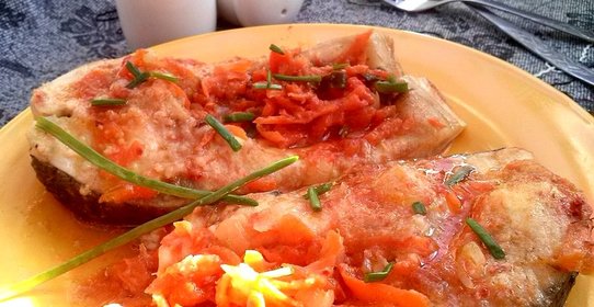 Рыба, тушенная с овощами