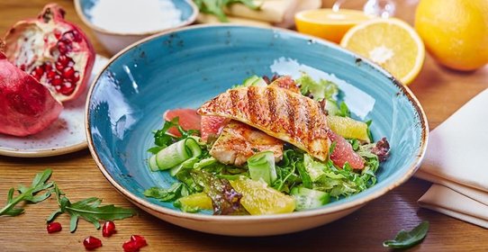 Зеленый салат с барабулькой