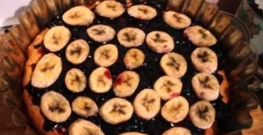 Банановый пирог с джемом