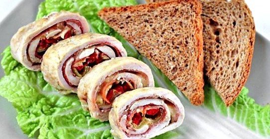 Куриный рулет с начинкой из сыра, бекона и перца