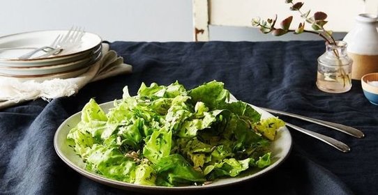 Салат с зеленью и семенами