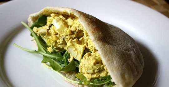 Яичный салат с рукколой и фисташками