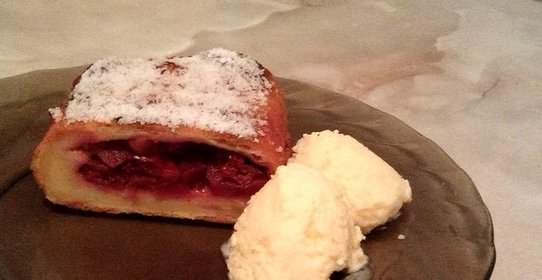 Низкокалорийный штрудель из творожного теста с яблоками и вишней