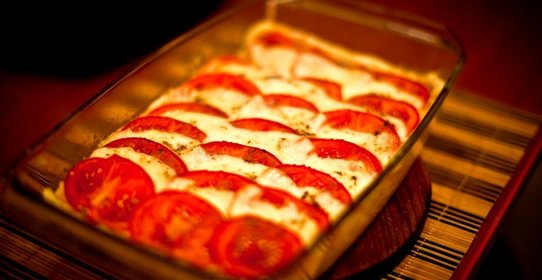 Пирог с беконом и моцареллой