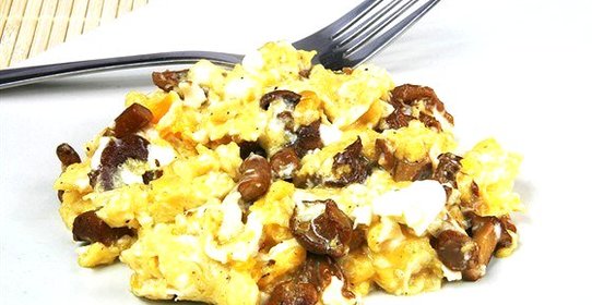 Омлет с белыми грибами, сыром грюйер и эстрагоном