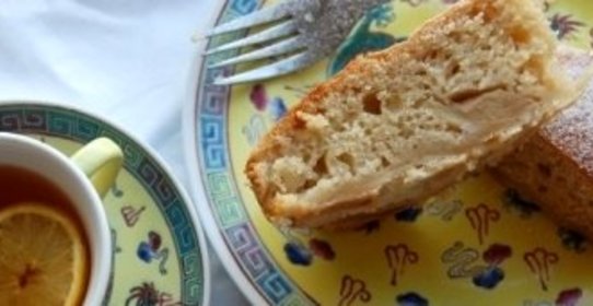 Шарлотка с манкой и яблоками