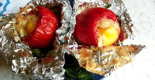 Яичница запеченная в помидорах