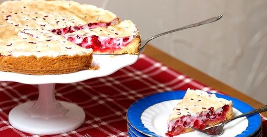 Сдобный пирог со смородиной
