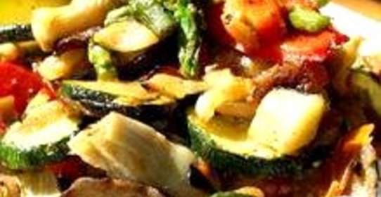 Салат из цыпленка со спаржей, кабачками и грибами