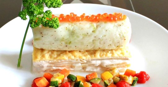Рыбный мусс с гратеном дофине, овощами и томатным кули