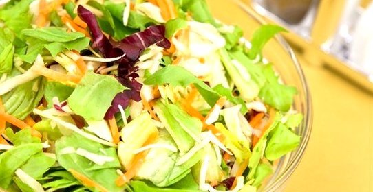 Овощной салат с яблоком и сметаной